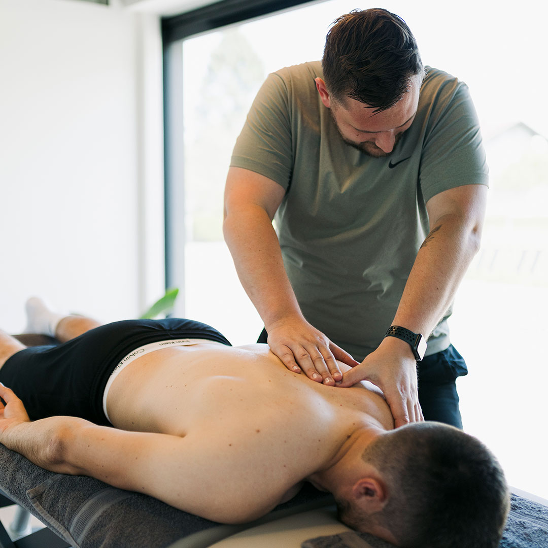AM Physio – Physiotherapeut macht Heilmassage bei Patient