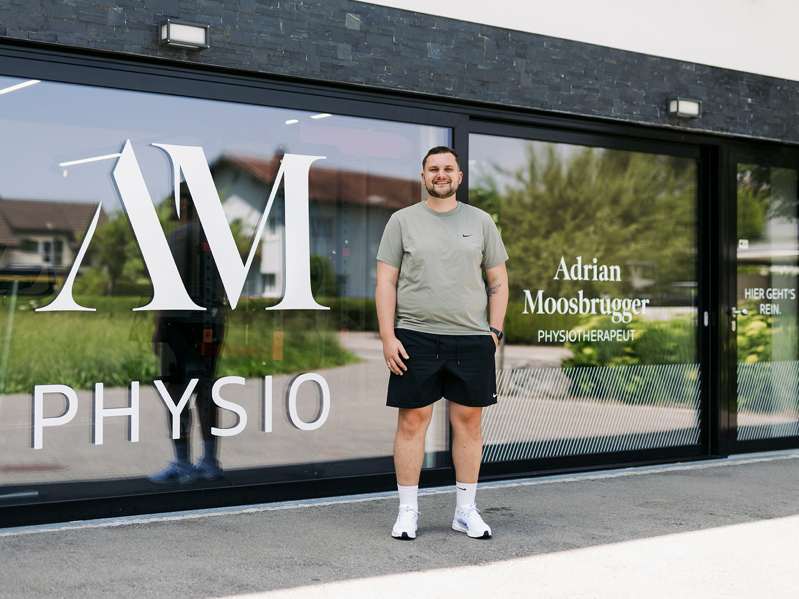 Physiotherapeut Adrian Moosbrugger vor der Praxis