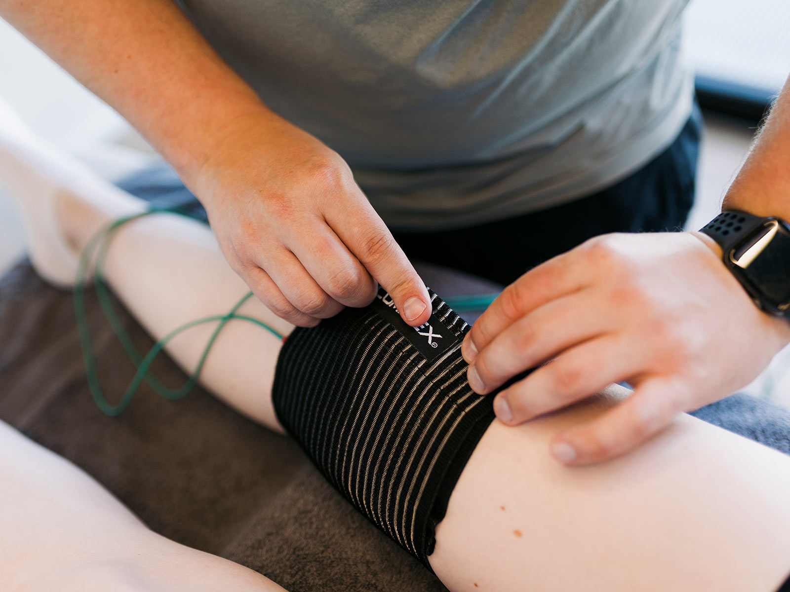 Behandlung Knie der Patientin