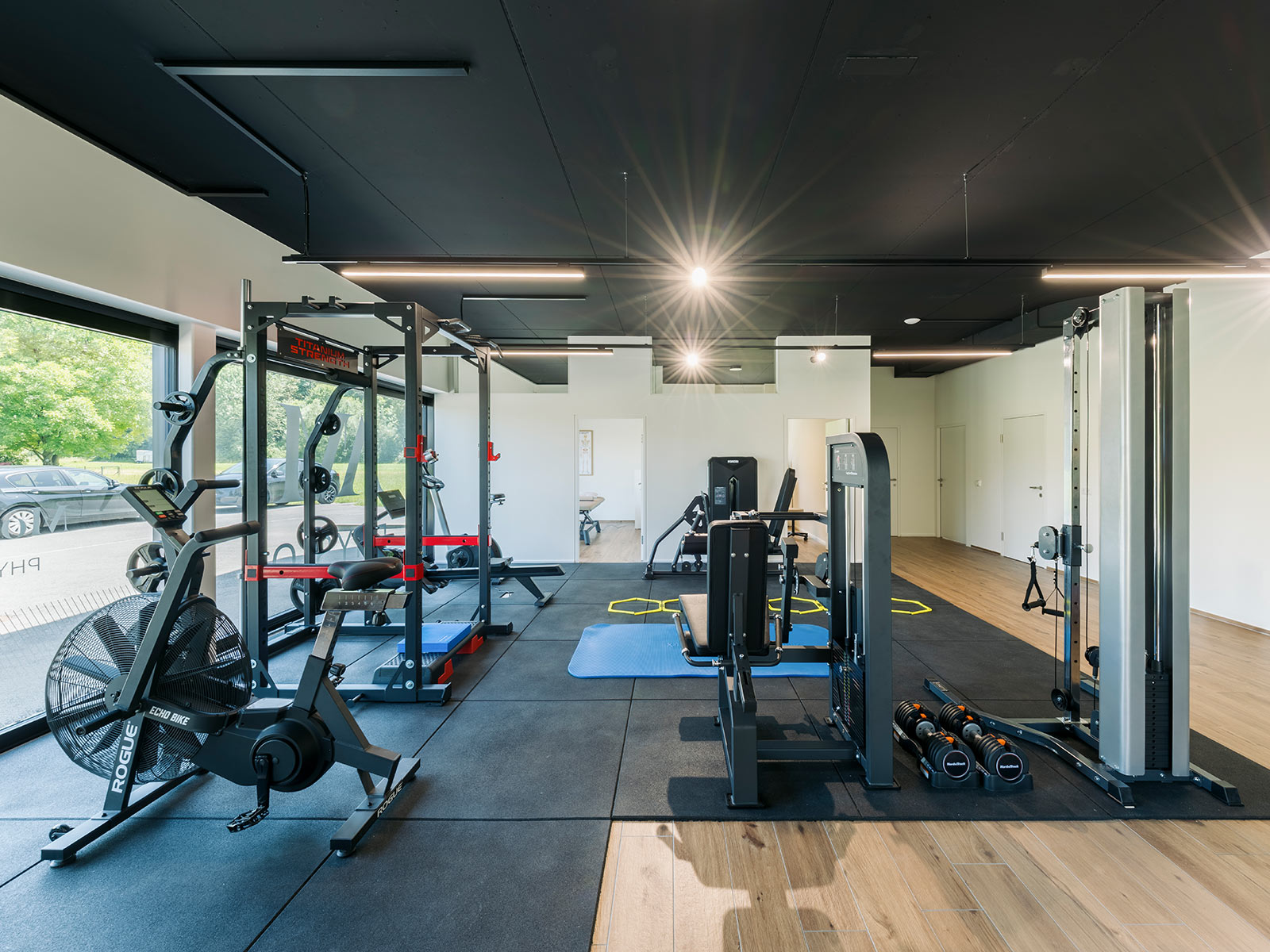 Kraftraum in der Physiopraxis Seitenansicht