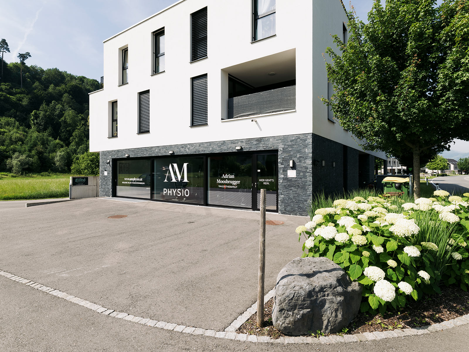 Gebäude mit Physiopraxis und Parkplätzen