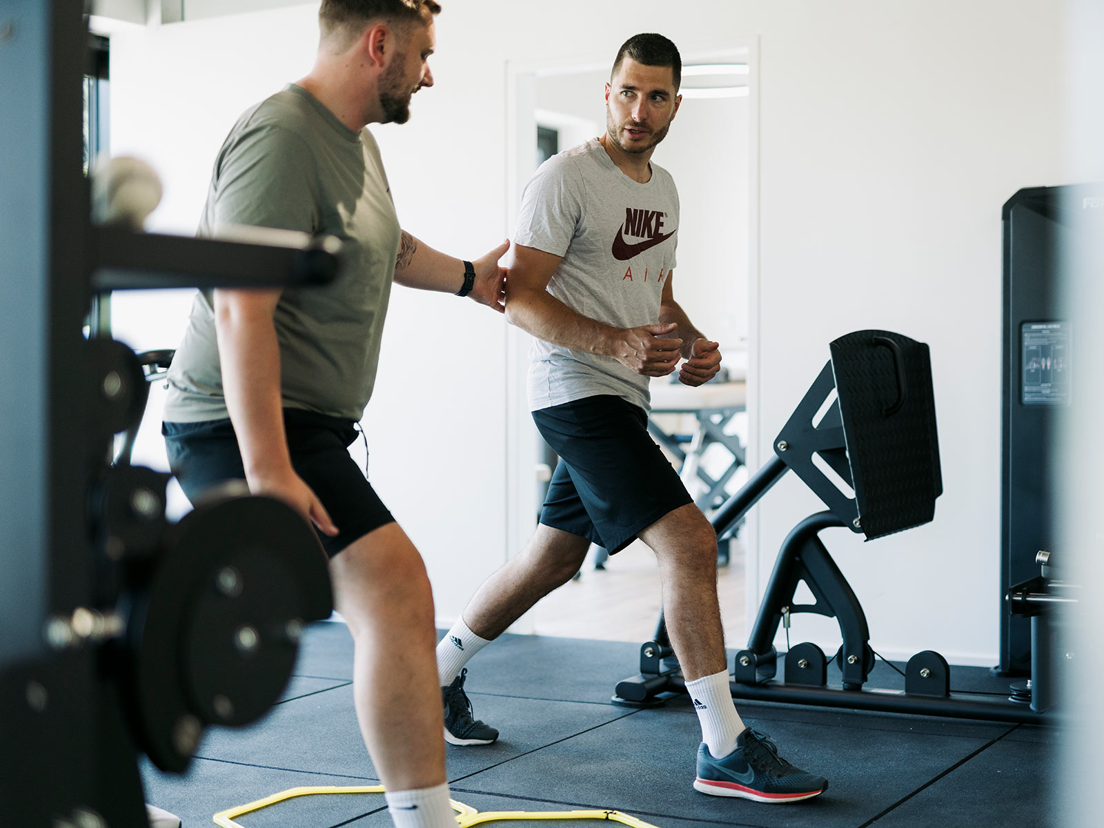 Physiotherapeut optimiert Übungsablauf